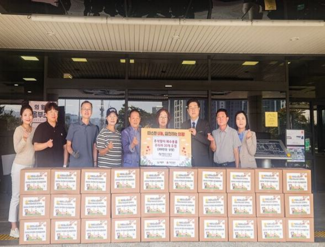 사회적 취약계층 대상 추석맞이 제수용품 선물꾸러미 후원을 하는 사진